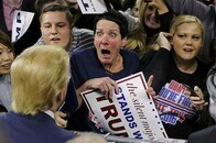 写真が語る2016年：熱狂する女性トランプ支持者