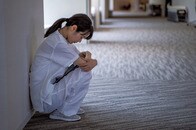 命を守る人が休めない社会でいいのか？ 『レイトシフト』が映す過労の代償