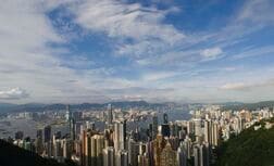 中国本土投資家が香港殺到、オンライン証券処分で資金移動急ぐ