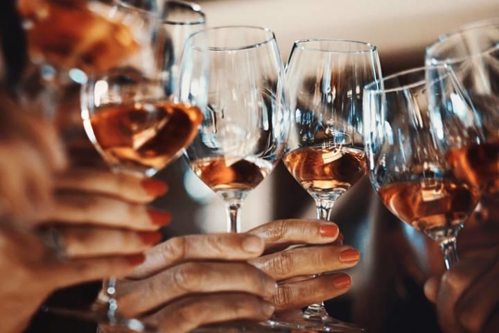 ロゼワインと至福のひとときを（写真はイメージ）　gilaxia-iStock