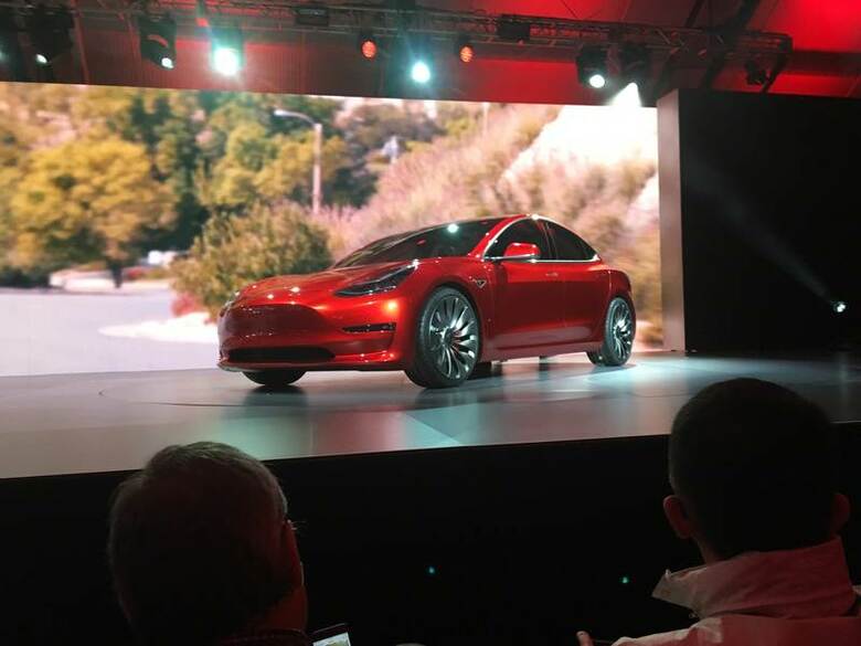 ５月１８日、米電気自動車メーカー、テスラ・モーターズは、新型セダン「モデル３」の開発加速に向け、２０億ドルの株式公開を行うと表明した。カリフォルニア州ホーソーンで３月撮影（２０１６年　ロイター）