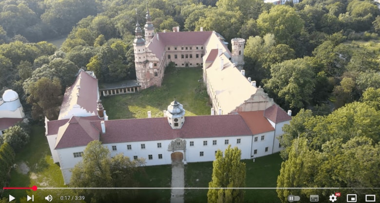 ポーランドの小さな町グウォグヴェクはこの古城が朽ちる前にリフォームしてくれる資産家を探している　Dreagle/YouTube