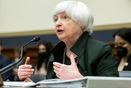 　イエレン米財務長官は今週の議会証言で、バイデン政権の経済への対応について厳しい質問に直面する見通しだ。写真は５月、ワシントンで代表撮影（２０２２年　ロイター）