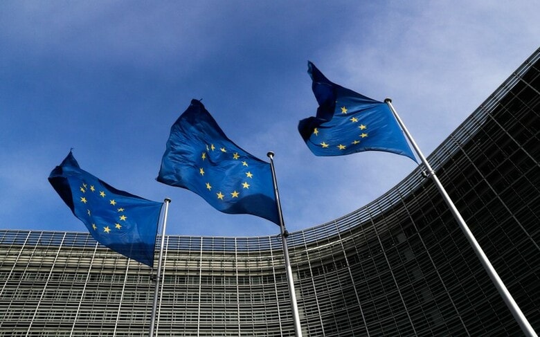 ３月１２日、欧州連合（ＥＵ）欧州委員会のティメルマンス第１副委員長は、トランプ米大統領が決定した輸入制限について、国家安全保障上の懸念を根拠とする論理は理解できないと批判し、必要ならば世界貿易機関（ＷＴＯ）のルールに沿った報復措置を講じると表明した。写真はＥＵ本部前のＥＵ旗。ブリュッセルで撮影（２０１８年　ロイター／Yves Herman）
