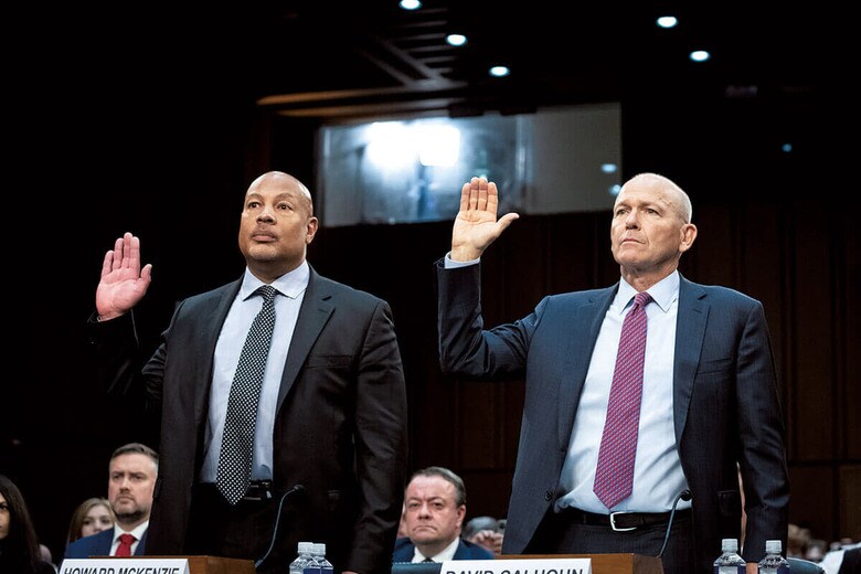 上院の公聴会で証言したカルフーンCEO（右、6月）　ALLISON BAILEYｰNURPHOTOｰREUTERS