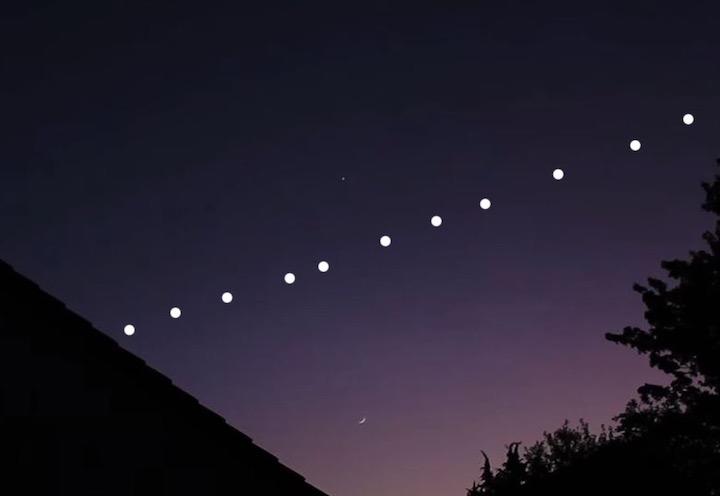 夜空に連なるスターリンク衛星　ViralVideoLab-YouTube