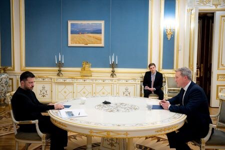 　ウクライナのゼレンスキー大統領は２９日、ロシアとの紛争終結に向けた和平案の協議を継続するため、ウメロフ国家安全保障・国防会議書記が率いる代表団が米国に向かっていると明らかにした。写真はゼレンスキー氏（左）とドリスコル米陸軍長官（右）。キーウで２０日撮影。ウクライナ大統領府広報提供（２０２５年　ロイター）