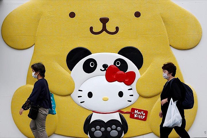 <!-- 30日、東京都では新たに新型コロナウイルス陽性者が確認された。-->写真は9月29日、都内のギフトショップ前で。REUTERS/Issei Kato