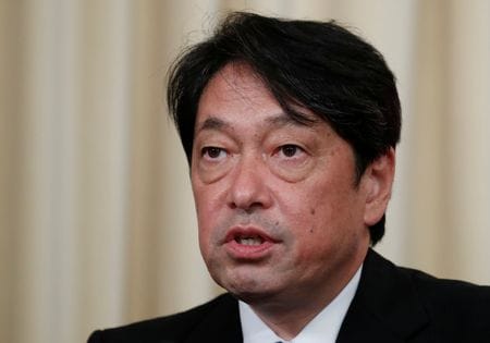 自民党の安全保障調査会長を務める小野寺五典元防衛相はロイターとのインタビューで、武器の輸出規制について、英国と共同開発する方向で調整している次期戦闘機を念頭に見直しを議論していることを明らかにした。写真は閣僚協議でロシアを訪問した際の小野寺氏。２０１８年７月、モスクワで撮影（２０２２年　ロイター/Maxim Shemetov）