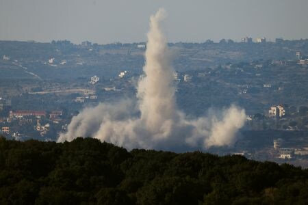 　９月２９日、イスラエルは２９日、イエメンのホデイダ港などフーシ派の拠点を空爆したと発表した。レバノンではヒズボラに対する攻撃を強化し、２７日に指導者ナスララ師を殺害しており、中東地域の親イラン武装組織との対立が拡大している。写真はレバノン南部で２９日撮影（２０２４年　ロイター/Jim Urquhart）