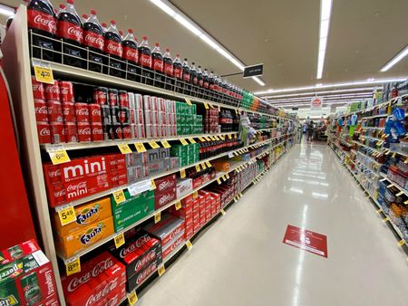 ７月１３日、人工甘味料アスパルテームはヒトに対して発がん性がある可能性があるものの、定められた許容摂取量を守れば安全性は保たれる――。写真はカリフォルニア州パサデナのスーパーの炭酸飲料の棚。２０２０年６月撮影（２０２３年　ロイター/Mario Anzuoni）