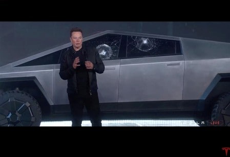 　米電気自動車（ＥＶ）メーカーのテスラが２１日に公表したピックアップトラック型ＥＶ「サイバートラック」は、発表会で窓ガラスの強度を示す実演をしたところ、ガラスにひびが入るという失態を演じた（２０１９年　ロイター/Tesla）