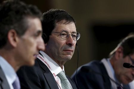 　１月１９日、国際通貨基金（ＩＭＦ）のチーフエコノミスト、モーリス・オブストフェルド氏（中央）は、国際金融市場が原油安と中国に過剰反応しているようだとの認識を示した。写真はリマで昨年１０月撮影（２０１６年　ロイター/Mariana Bazo）