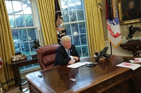 　５月１１日、トランプ米大統領（写真）は選挙の投票における不正の有無を調査する超党派委員会を創設する大統領令に署名した。ホワイトハウスで４月撮影（２０１７年　ロイター/Carlos Barria）