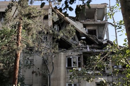 　イスラエルによるイランへの奇襲攻撃には、イラン政府の核開発計画を著しく妨害し、核兵器開発に必要な時間を引き延ばすという明白な目的がある。写真は、イスラエルの攻撃で損傷した建物。６月１３日、テヘランで撮影。ＷＡＮＡ提供（２０２５年 ロイター/Majid Asgaripour/WANA）