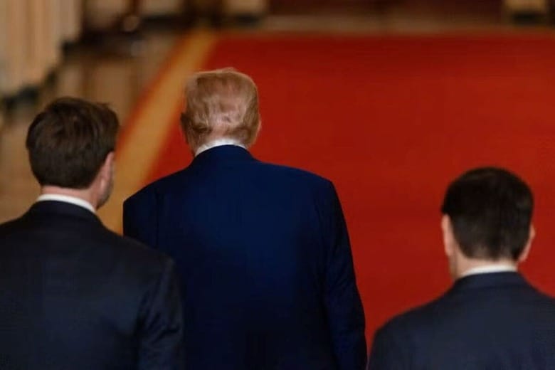 トランプ米大統領は２１日、イランの核施設３カ所に空爆を行い、イスラエルによるイランへの攻撃に直接参加する前代未聞の決断を下した。写真はイラン攻撃に関する演説を終えたトランプ氏（中央）（２０２５年　ロイター/Carlos Barria）