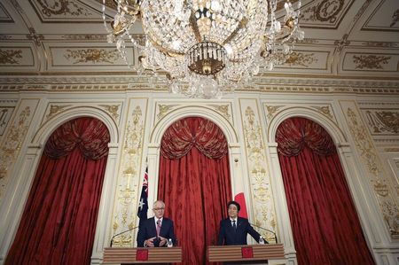 １２月１８日、ターンブル豪首相は日豪首脳会談で、日本の捕鯨再開に「心から懸念している」と深い失望を表明。１８日、都内で開かれた共同記者会見に臨む安倍首相（右）とターンブル首相（２０１５年　ロイター/Koji Sasahara/Pool）