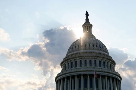 　９月２７日、米上院は夜、つなぎ予算案に関する手続き上の採決を行い、７２対２３の賛成多数で次の段階に進めた。写真は米連邦議会議事堂。ワシントンで２０１９年７月撮影（２０２２年　ロイター／Erin Scott）