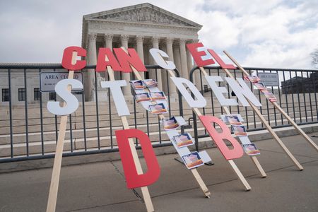 　米教育省は１４日、連邦政府が提供した大学の学費ローンについて、約８０万人を対象に約３９０億ドル分の返済を免除すると発表した。ワシントンで２月撮影（２０２３年　ロイター／Nathan Howard）