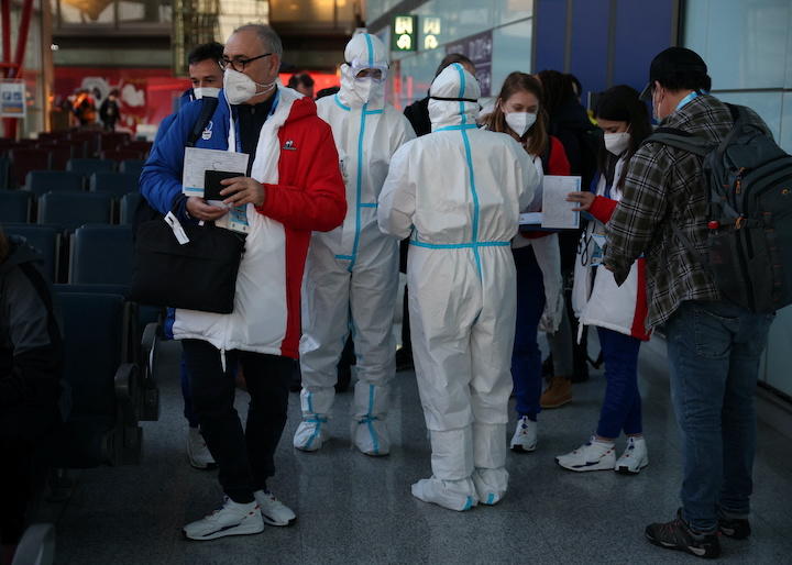 北京国際空港に到着したフランス選手団を迎えた防護服姿の中国側スタッフ（1月31日）　Phil Noble-REUTERS
