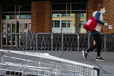 米ミシガン大学が２８日に発表した５月の消費者信頼感指数（確報値）は８２．９と、４月の８８．３から低下した。写真は２０２０年４月撮影（２０２１年　ロイター/Tom Brenner）