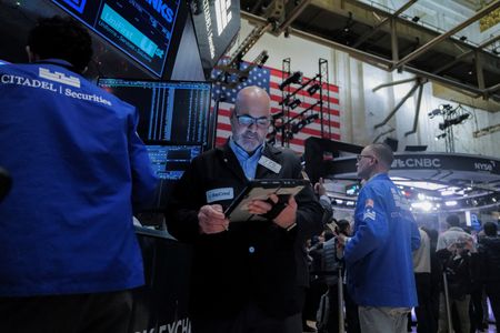 米ニューヨーク証券取引所（ＮＹＳＥ）のフロアで１２日撮影。REUTERS/Jeenah Moon