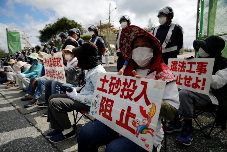 ひろゆき発言は、沖縄の基地反対運動も「座り込みか否か」の問題に矮小化した　Issei Kato-REUTERS