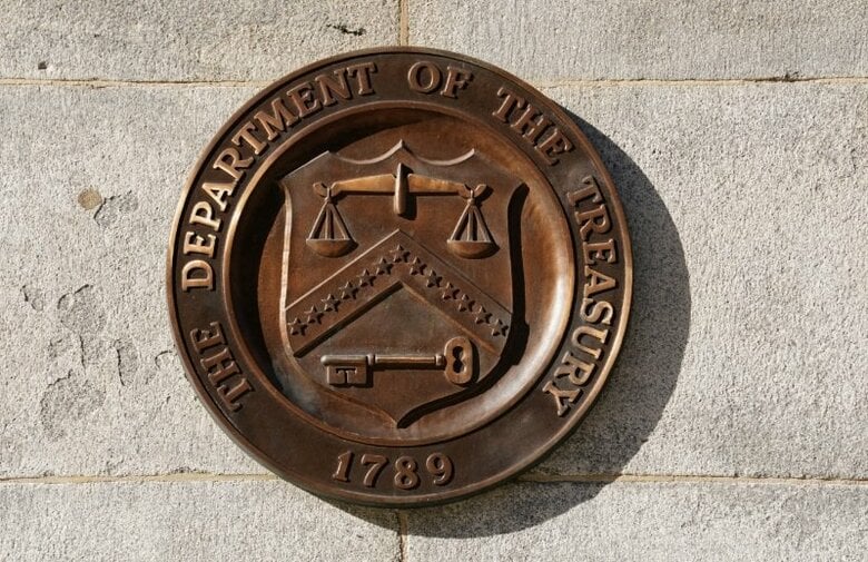 写真は米財務省の建物。ワシントンで２０２３年１月撮影。REUTERS/Kevin Lamarque