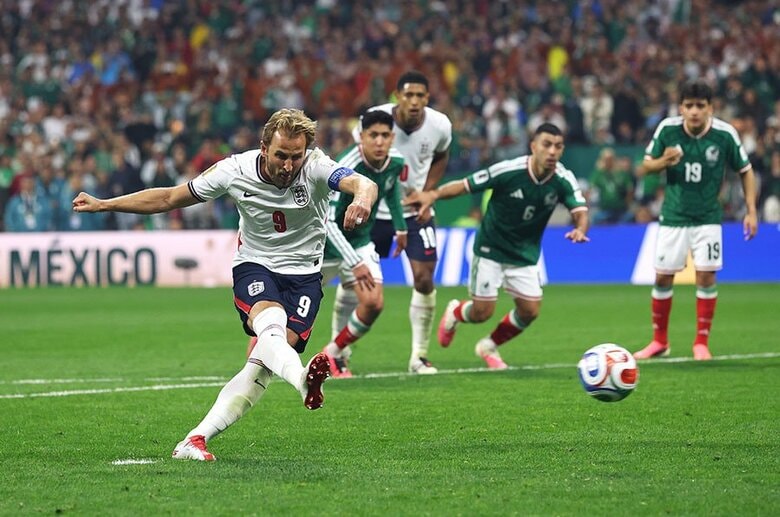 【ENGLAND vs. MEXICO】　メキシコ戦でシュートを放つイングランドのストライカー、ハリー・ケイン。開催国のホームゲームでメキシコを撃破した（7月5日）　Eddie Keogh - The FA／Getty Images