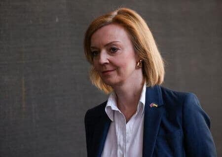 英国のトラス外相は、ジョンソン首相の後任を決める与党・保守党の党首選に出馬する方針を示した。写真は５月、ロンドンで撮影（２０２２年　ロイター／Henry Nicholls）