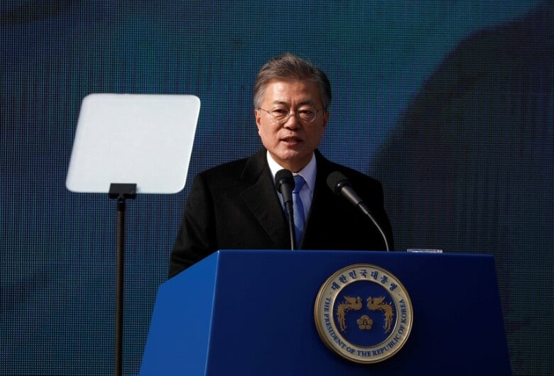 ３月４日、韓国の青瓦台（大統領府）は４日、北朝鮮に対し安全保障担当の高官ら特使１０人を５―６日に派遣すると明らかにした。写真は１日、ソウルで演説する文在寅大統領（２０１８年　ロイター/Kim Hong-Ji）