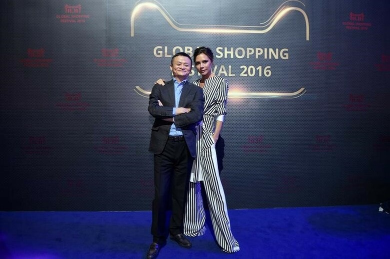 １１月１１日、中国で、国内のインターネット通販会社が毎年競ってセールを繰り広げる「独身の日」の商戦が始まった。写真は９日に独身の日のリハーサルでポーズを取るアリババの馬雲（ジャック・マー）会長。提供写真（２０１６年　ロイター／China Daily）