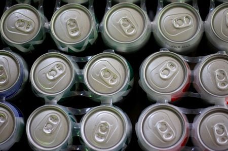 　７月２日、世界保健機関（ＷＨＯ）は国連開発資金国際会議で各国に対し、砂糖入り飲料、アルコール飲料、たばこの価格を今後１０年間で課税を通じて５０％引き上げるよう求めた。メキシコで２０１８年撮影（２０２５年　ロイター／Jose Luis Gonzalez）
