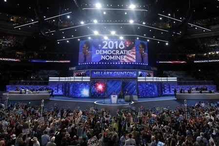 　７月２６日、米民主党全国大会は２日目にヒラリー・クリントン前国務長官を党の大統領候補に正式指名した。写真はペンシルベニア州フィラデルフィアで開かれている民主党全国大会の会場（２０１６年　ロイター/Mike Segar）
