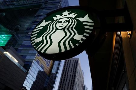 　米コーヒーチェーン大手・スターバックスが２日発表した第３・四半期（７月３日まで）決算は、調整後利益が市場予想を上回った。写真はロサンゼルスで２０１９年１０月撮影（２０２２年　ロイター／Mike Blake）