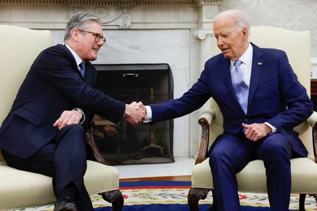 ７月１１日、バイデン米大統領はスターマー英首相との会談で、欧州諸国との緊密な関係を目指すスターマー氏の意向を歓迎すると表明した。写真は１０日、ホワイトハウスで会談する両首脳（２０２４年　ロイター/Evelyn Hockstein）