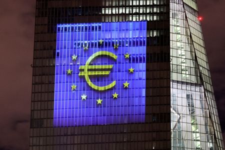 欧州中央銀行（ＥＣＢ）が１９日に公表した４月１３─１４日の理事会の議事要旨で、インフレの拡大に広範な懸念が示され、政策をどの程度速く、どこまで引き締めるべきかが唯一の主要な議題だったことが分かった。２０２１年１２月撮影（２０２２年　ロイター/Wolfgang Rattay）