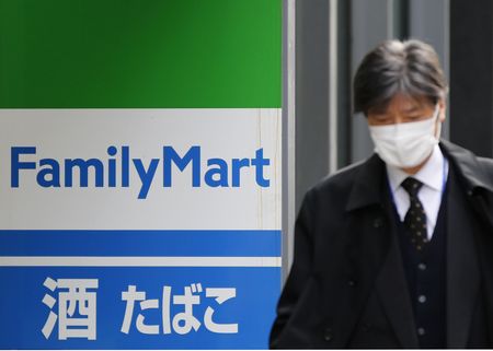 　１１月１日、伊藤忠商事がファミリーマート（東京都港区）を完全子会社化する際に実施した株式公開買い付け（ＴＯＢ）の価格を巡る裁判で、東京高裁は１日までに、公正な価格は実際の買い付け価格よりも３００円高いとする東京地裁の判断を支持し、ファミマ側の抗告を棄却する決定をした。写真は都内で２０１５年３月撮影（２０２４　ロイター／Toru Hanai ）