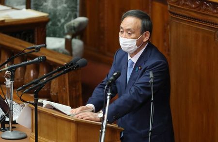 政府は地方金融機関の再編を進めるため、システム統合などの費用を支援する事実上の補助金制度を検討している。地銀再編促進は菅義偉政権にとって、携帯料金引き下げ、デジタル庁、不妊治療に並ぶ重要政策。　写真は今月１０日、衆院本会議でマスクを着用して答弁する菅首相。（２０２０年　時事通信社）