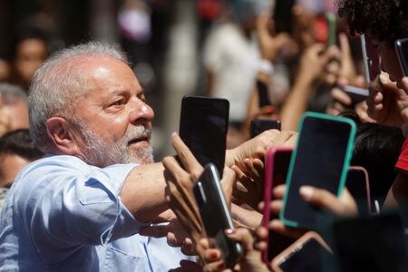 　９月２６日に公表されたＩＰＥＣのブラジル大統領選の世論調査によると、ルラ元大統領が現職ボルソナロ大統領に対する支持率のリードを小幅拡大した。写真は選挙キャンペーン中のルラ氏。２５日、リオデジャネイロで撮影（２０２２年　ロイター/Ricardo Moraes）