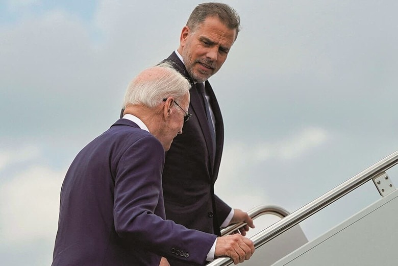 大統領専用機に乗るバイデンと息子ハンター（8月）　JOSHUA ROBERTSーREUTERS