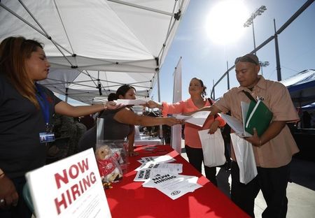 ３月１７日、１２日までの週の新規失業保険申請件数は前週比７０００件増の２６万５０００件となった。写真は２０１４年１０月、カリフォルニア州で行われた就職フェア（２０１６年　ロイター/Lucy Nicholson）
