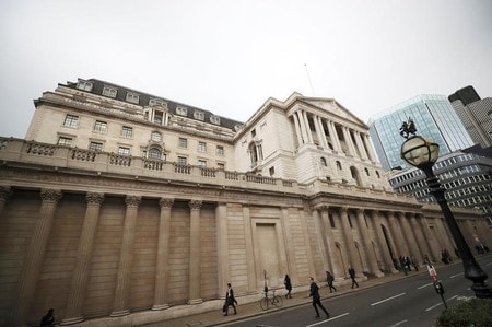 　１０月２５日、英国立統計局（ＯＮＳ）が発表した第３・四半期の国内総生産（ＧＤＰ）速報値は、前期比０．４％増と、予想の０．３％増を上回った。第２・四半期の０．３％増から加速した。市場では、イングランド銀行（写真）が来月利上げするとの見方が強まる可能性が高い。１７日撮影（２０１７年　ロイター/Hannah McKay）