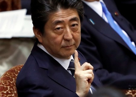 　４月２６日、安倍晋三首相は午後の参院予算委員会で、森友学園に関連した文書改ざんやセクハラ疑惑による事務次官辞任など財務省に関連した一連の不祥事により財政再建が影響受けることはないと明言した。写真は３月の参院予算委員会に出席する同首相（２０１８年　ロイター／Issei Kato）