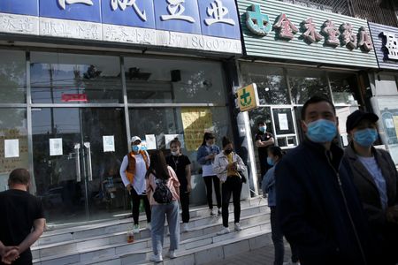 中国の失業保険基金の支出が６月に過去最高を記録した。北京の人材派遣事務所前で２０２０年５月撮影。（2022年　ロイター/Tingshu Wang/File Photo）