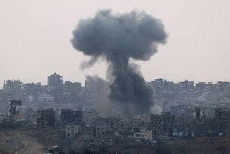 　イスラエルの公共放送ＫＡＮは５日、政府がパレスチナ自治区ガザでイスラム組織ハマスへの攻撃を段階的に拡大することを治安閣議で承認したと報じた。写真はガザから煙が上がる様子。イスラエル側から３日撮影（２０２５年　ロイター／Amir Cohen）