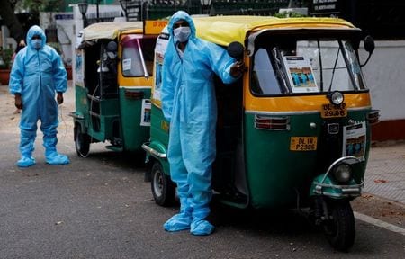 　５月７日　インド保健省が発表した新型コロナウイルス新規感染者は４１万４１８８人と１日当たりの過去最多を更新した。写真は５月５日、ニューデリーで撮影（２０２１年　ロイター/Adnan Abidi）