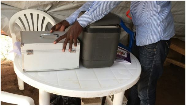 小さなテーブルがひとつの診療室なのだ（スマホ撮影）