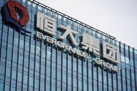 　１０月１１日、経営危機に陥っている中国の不動産大手、中国恒大集団の社債を保有する海外投資家は、１１日にドル建て債の１億４８００万ドル超の利払い日を迎えるに当たり警戒を強めている。写真は深センで９月撮影（２０２１年　ロイター／Aly Song）