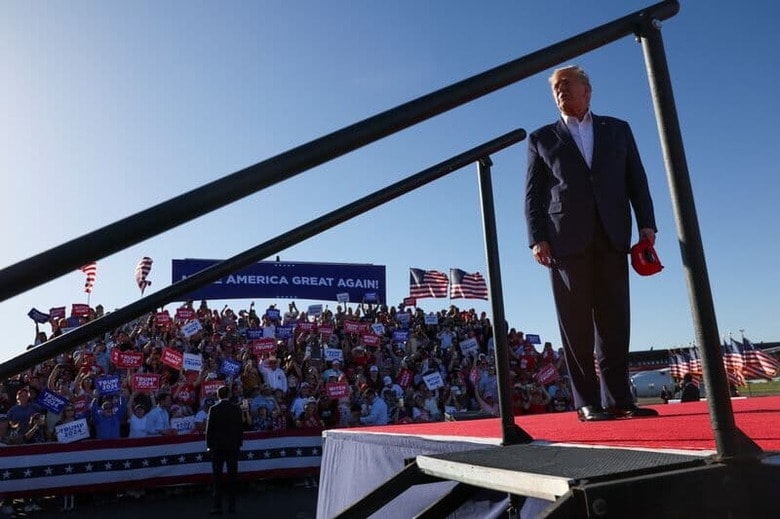 トランプ前米大統領は、テキサス州ウェーコで2024年の大統領選出馬表明後初めての大規模集会を開き、不倫相手に口止め料を支払ってもみ消しを図った疑惑を巡るニューヨーク州検察の捜査について、政治的動機に基づいた「魔女狩り」だと改めて批判した。写真はウェーコの集会に登壇するトランプ氏（2023年　ロイター/Leah Millis）